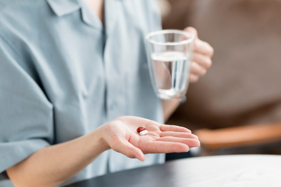 薬を飲む